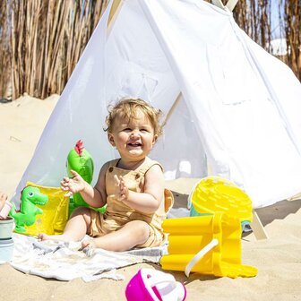 Kind speelt in zand met dinozwembandjes 