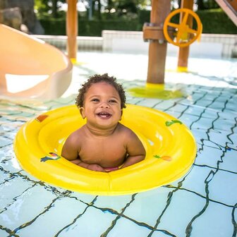 Gele babyfloat met baby